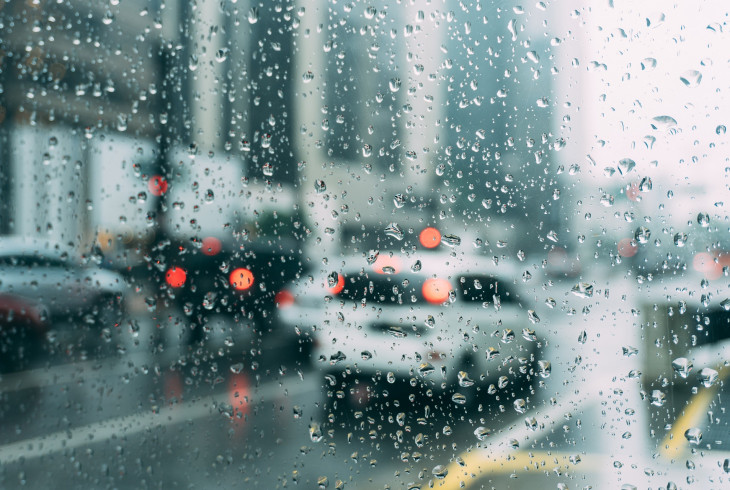 Auto v daždi