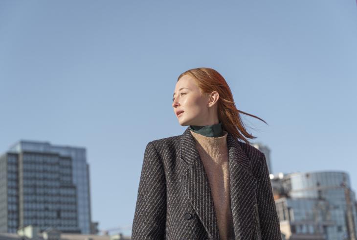 portrát ženy v meste